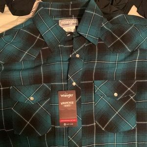 Men’s wrangler button up.
